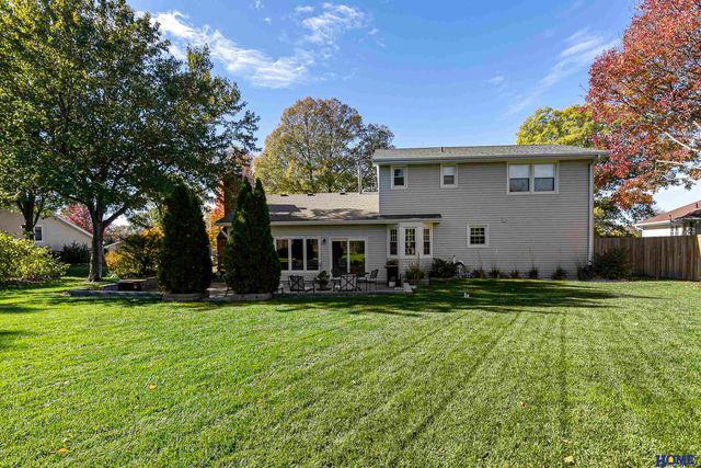 5822 Fieldcrest Way, Lincoln, NE 68512