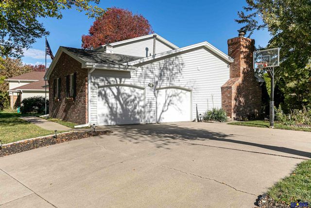 5822 Fieldcrest Way, Lincoln, NE 68512