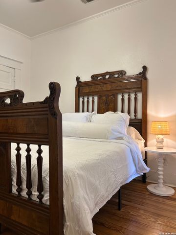 2213 N Flores, San Antonio, TX 78212