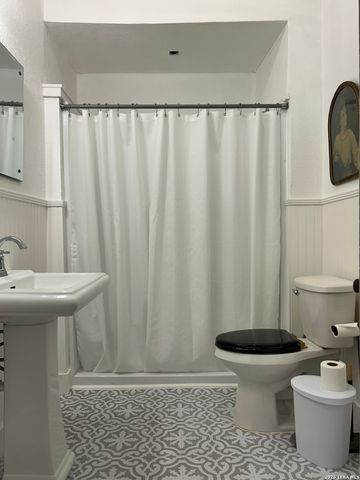 2213 N Flores, San Antonio, TX 78212