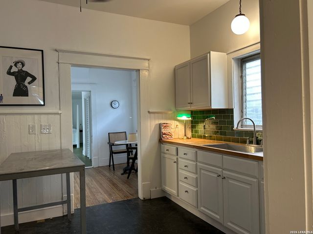 2213 N Flores, San Antonio, TX 78212