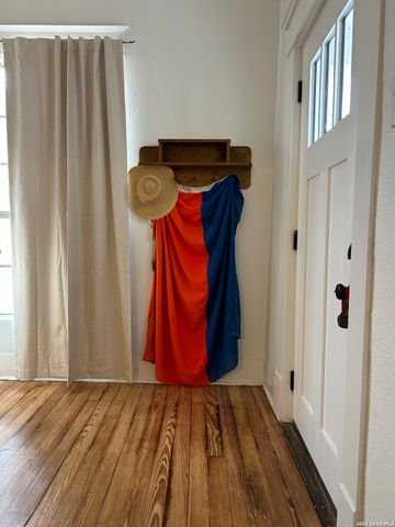 2213 N Flores, San Antonio, TX 78212