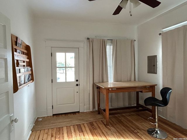 2213 N Flores, San Antonio, TX 78212