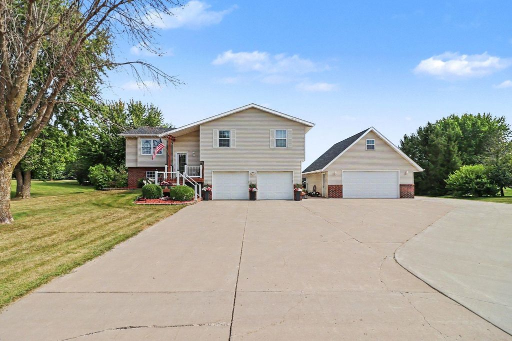 781 Hillside Avenue SW, New Prague, MN 56071