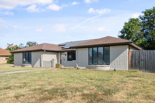 108 Haywood Drive, Benbrook, TX 76126