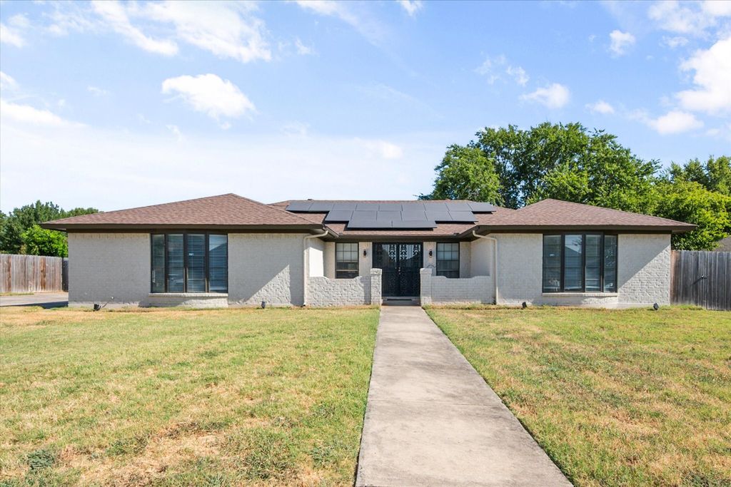 108 Haywood Drive, Benbrook, TX 76126
