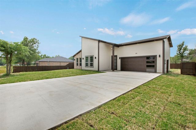 209 Pearl Harbor Street, Tool, TX 75143