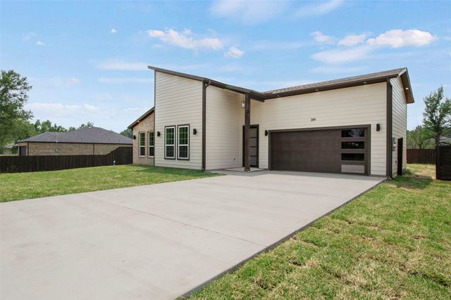 209 Pearl Harbor Street, Tool, TX 75143