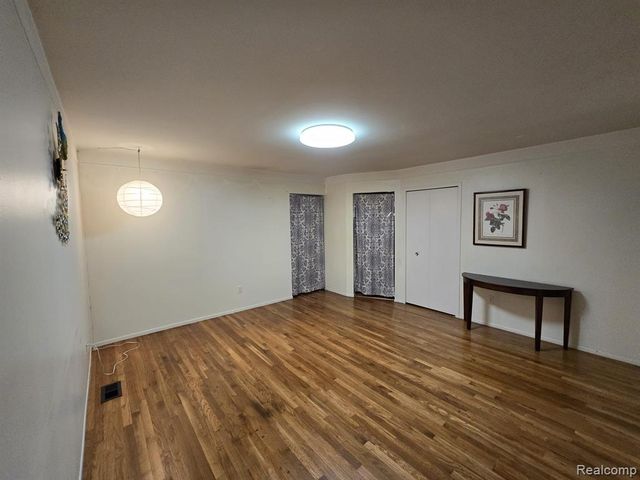 5054 Carnaby Drive, Troy, MI 48085