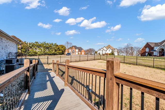 100 Glenway Pt, Lebanon, TN 37087