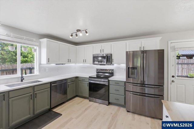 3523 College Loop Lp SE, Albany, OR 97322