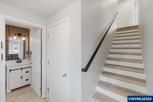 3523 College Loop Lp SE, Albany, OR 97322