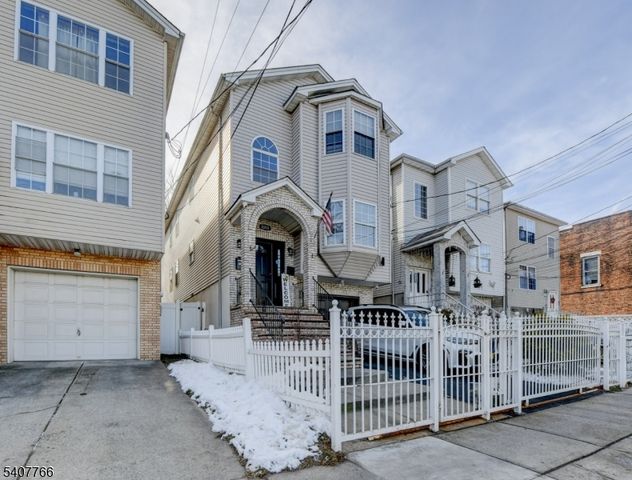 1008 E Grand St, Elizabeth City, NJ 07201