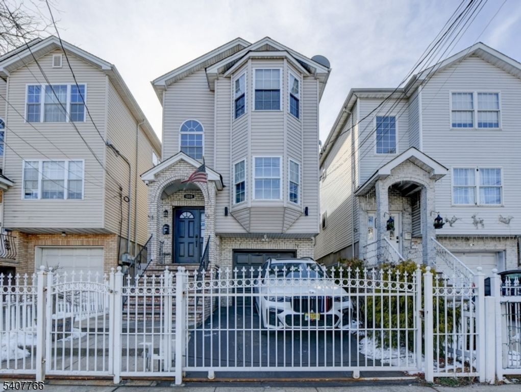 1008 E Grand St, Elizabeth City, NJ 07201