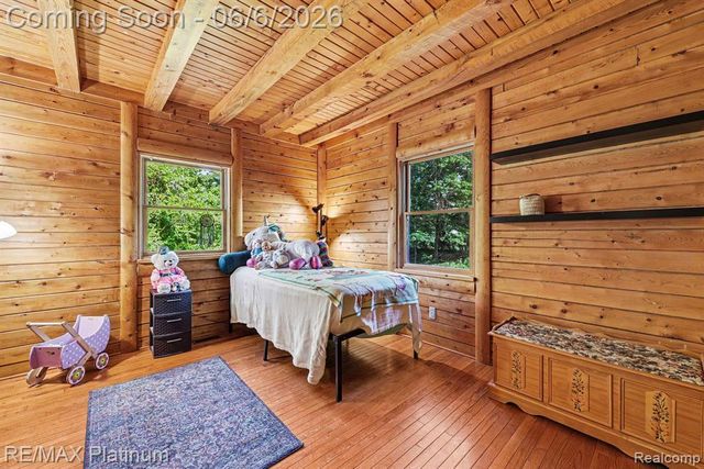 1240 N Hickory Ridge Trail, Milford, MI 48380