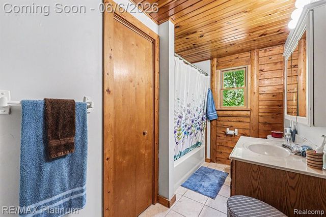1240 N Hickory Ridge Trail, Milford, MI 48380