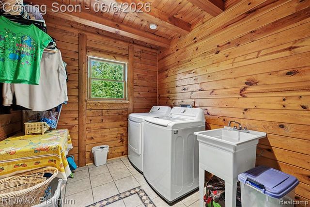 1240 N Hickory Ridge Trail, Milford, MI 48380