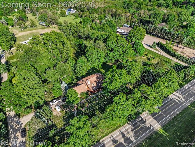 1240 N Hickory Ridge Trail, Milford, MI 48380
