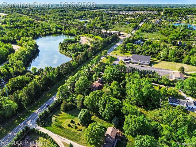 1240 N Hickory Ridge Trail, Milford, MI 48380