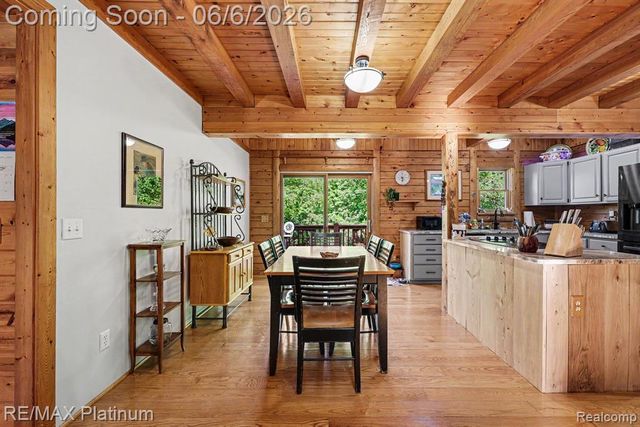 1240 N Hickory Ridge Trail, Milford, MI 48380