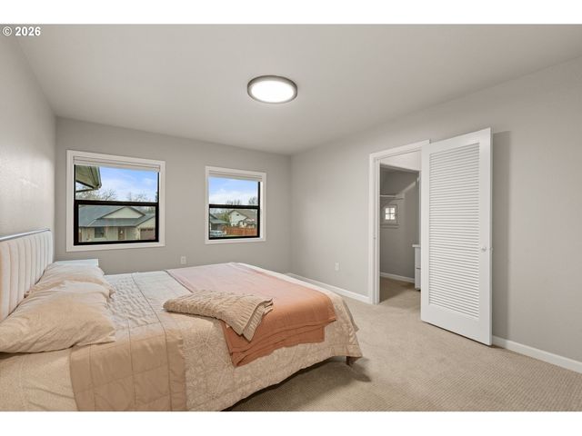 1030 SW River Mist Ln, Grants Pass, OR 97527