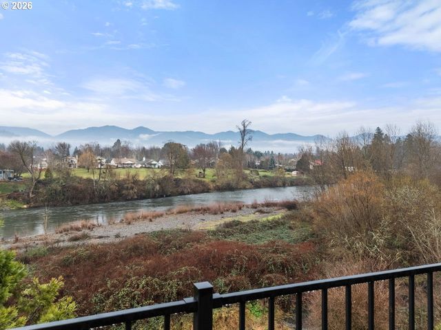 1030 SW River Mist Ln, Grants Pass, OR 97527
