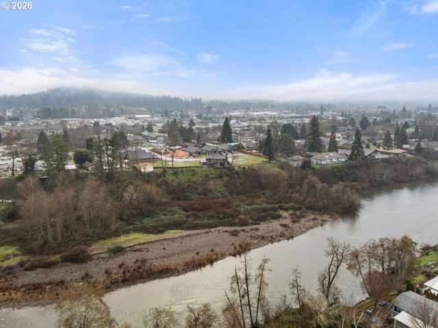 1030 SW River Mist Ln, Grants Pass, OR 97527