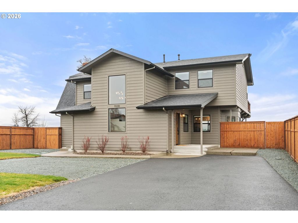 1030 SW River Mist Ln, Grants Pass, OR 97527