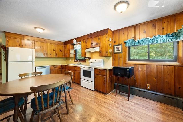 172 Porter St, Granby, MA 01033