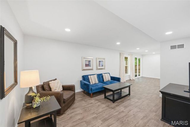 501 Oak Leaf Manor Court, Ballwin, MO 63021