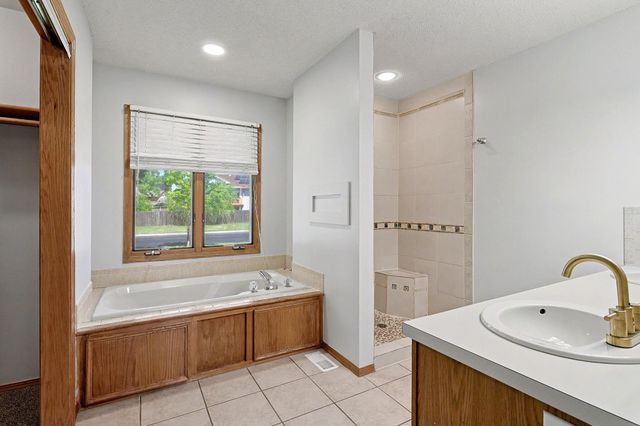 254 N Lakeside Dr, Andover, KS 67002