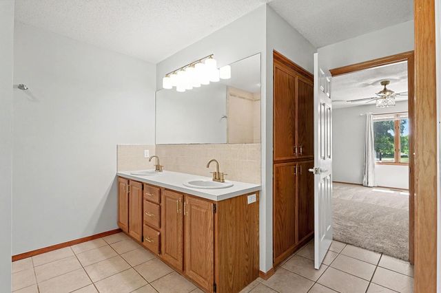 254 N Lakeside Dr, Andover, KS 67002