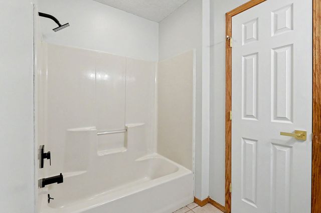 254 N Lakeside Dr, Andover, KS 67002