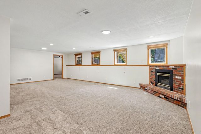 254 N Lakeside Dr, Andover, KS 67002