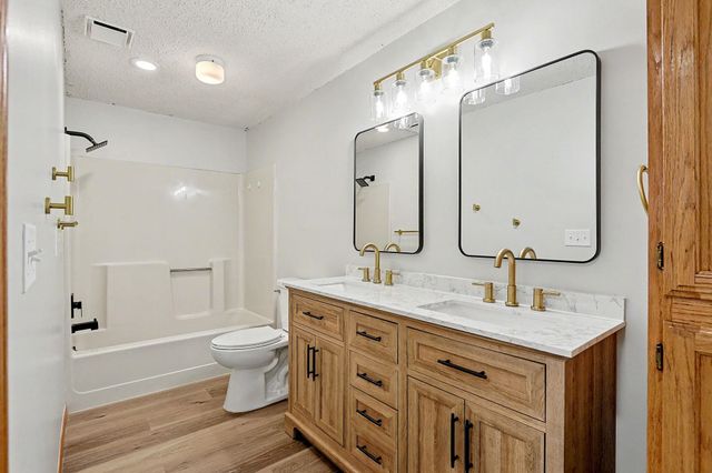 254 N Lakeside Dr, Andover, KS 67002