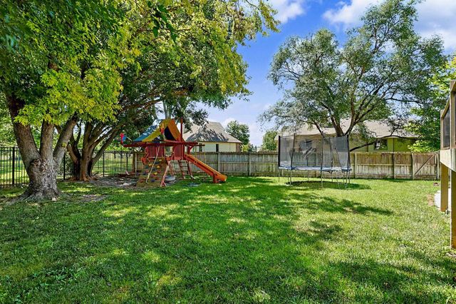 254 N Lakeside Dr, Andover, KS 67002