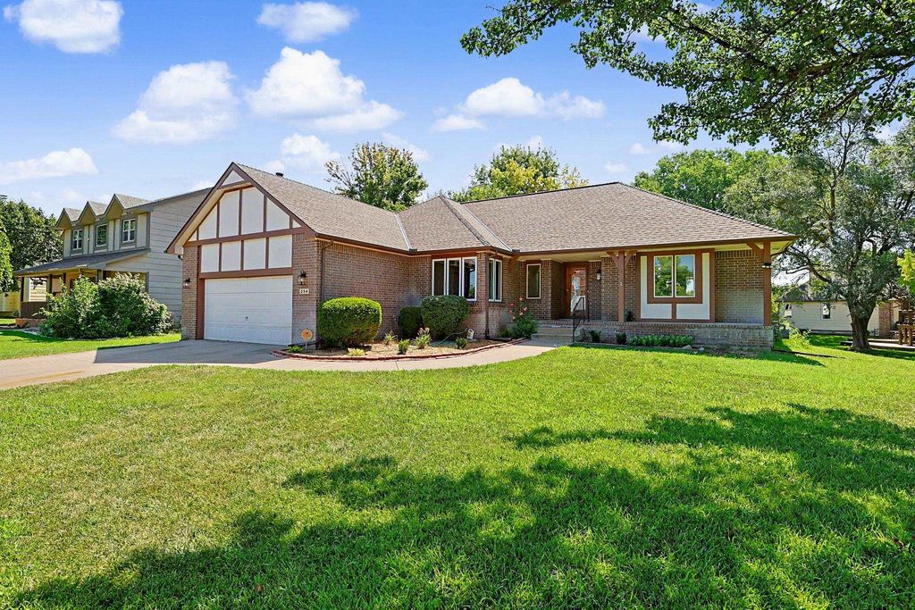254 N Lakeside Dr, Andover, KS 67002