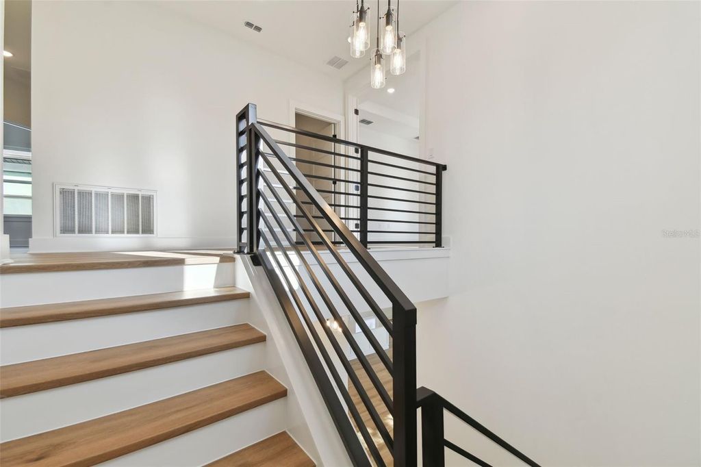 Image 25 of property listing at 2923 W ELROD AVENUE, Tampa, FL 33611