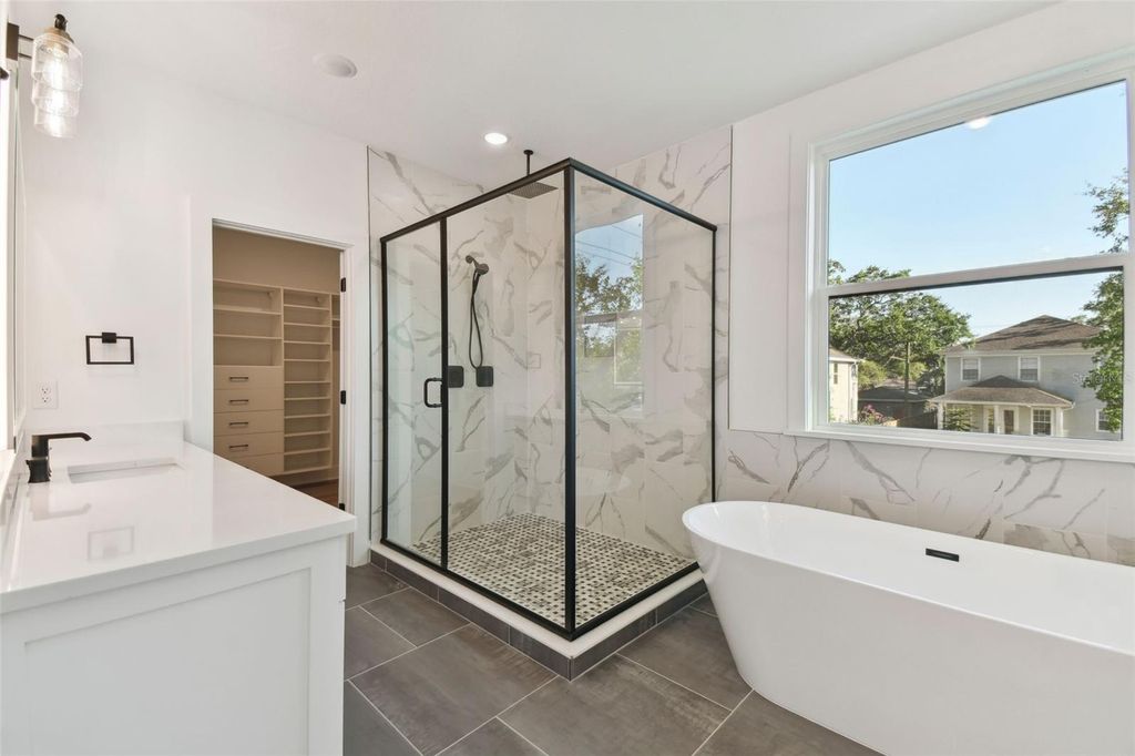 Image 31 of property listing at 2923 W ELROD AVENUE, Tampa, FL 33611