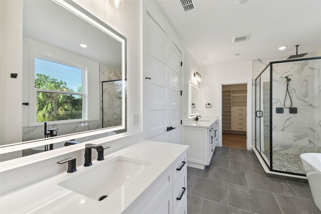 Image 33 of property listing at 2923 W ELROD AVENUE, Tampa, FL 33611