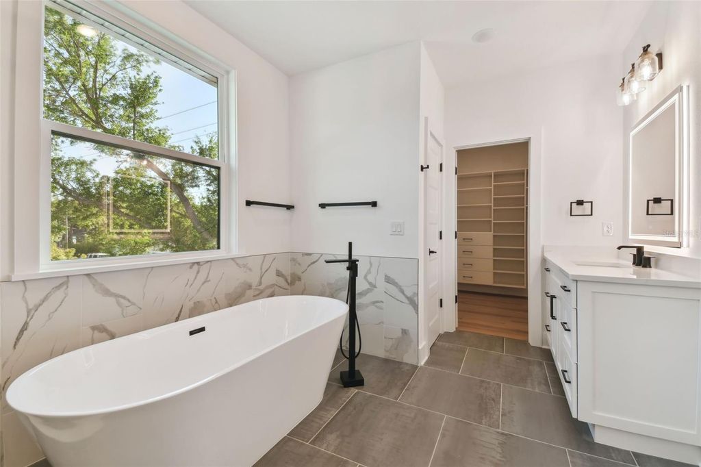 Image 36 of property listing at 2923 W ELROD AVENUE, Tampa, FL 33611