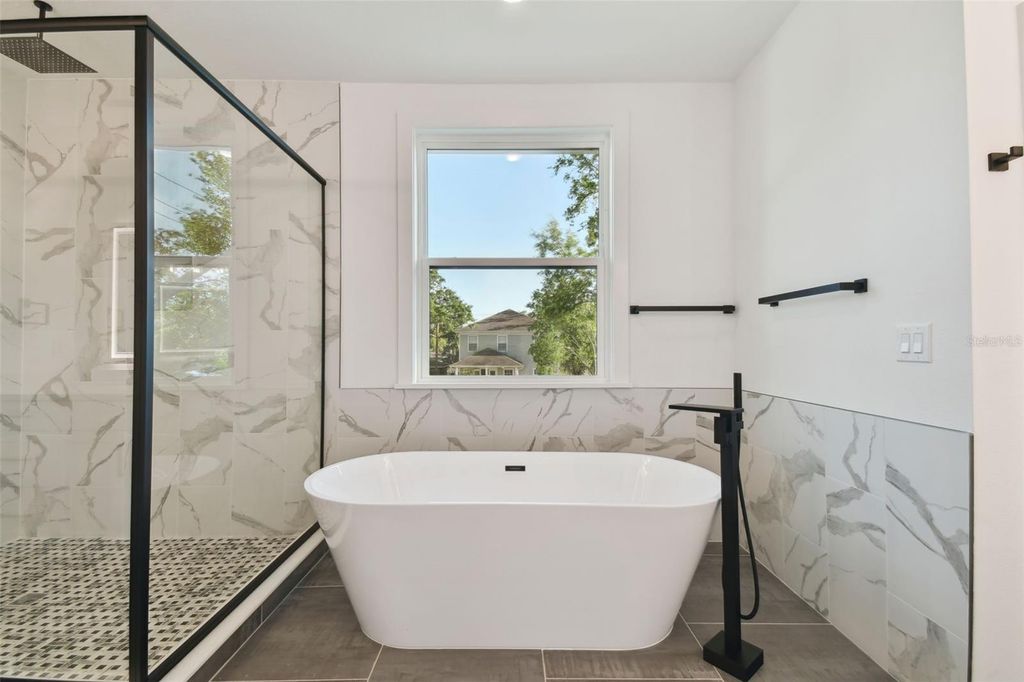 Image 40 of property listing at 2923 W ELROD AVENUE, Tampa, FL 33611