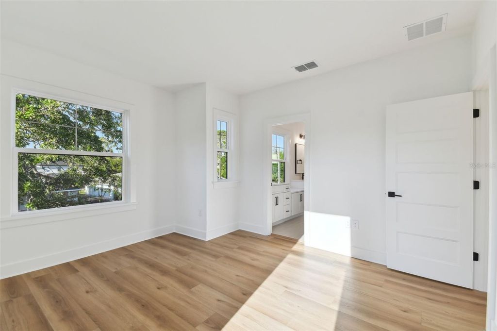 Image 41 of property listing at 2923 W ELROD AVENUE, Tampa, FL 33611