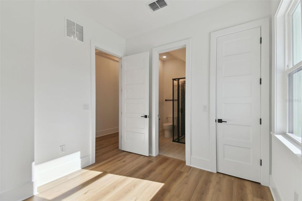 Image 7 of property listing at 2923 W ELROD AVENUE, Tampa, FL 33611