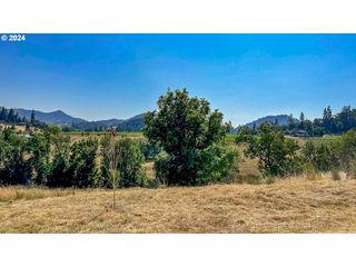 2700 Nw BROCKWAY Rd, Winston, OR 97496
