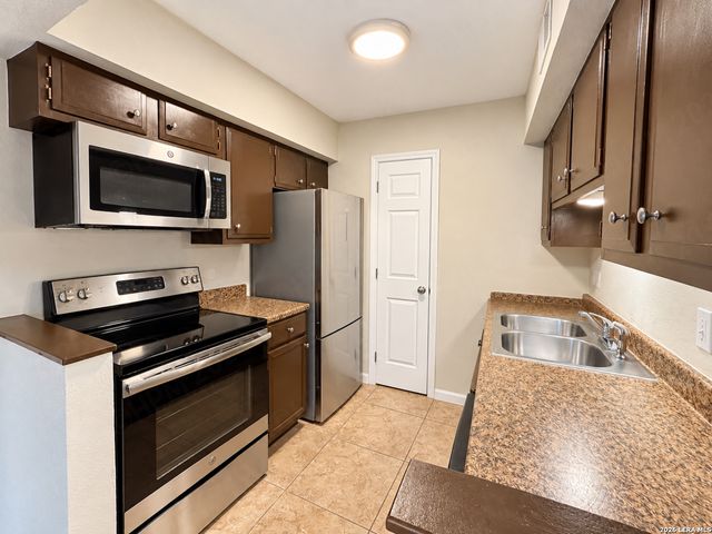 6718 Callaghan Rd Apt 301, San Antonio, TX 78229