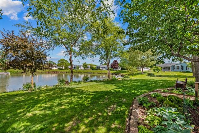 14 Devonshire Court, Grayslake, IL 60030