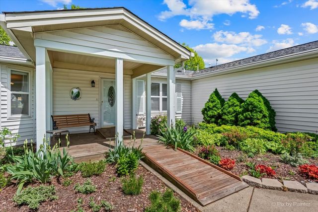 14 Devonshire Court, Grayslake, IL 60030
