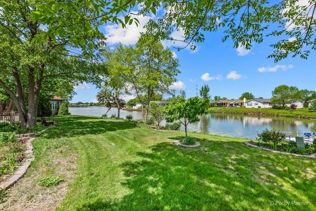 14 Devonshire Court, Grayslake, IL 60030