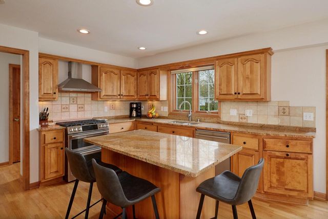 N49W16206 Graysland DRIVE, Menomonee Falls, WI 53051